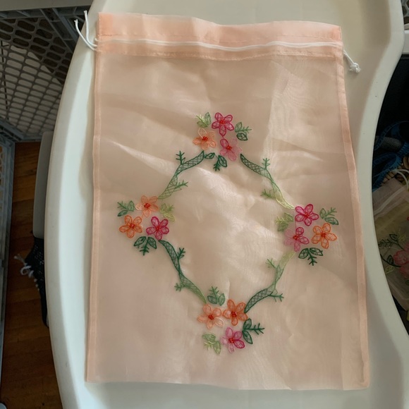 Embroidered mesh drawstring bags Set of three - Picture 10 of 14